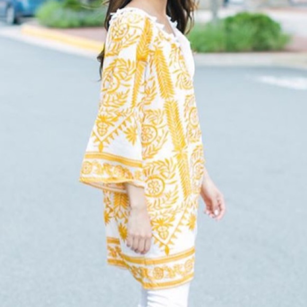Yellow and white tunic